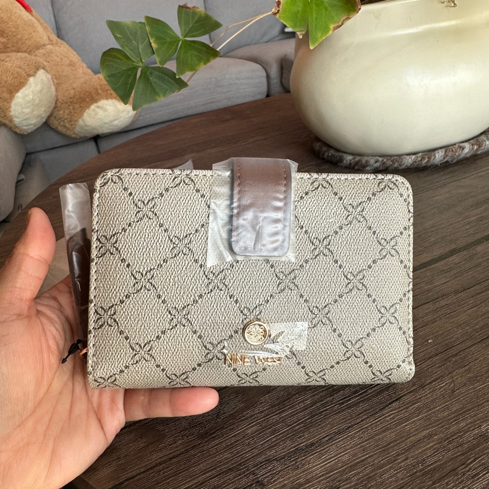 Nine West Signature Bifold Medium Wallet, Brown Khaki/Cream, NWT